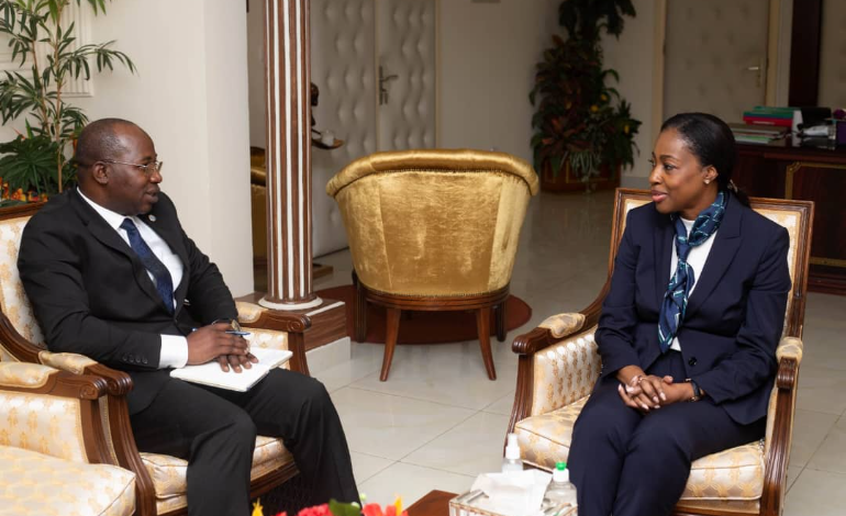 Nouhoum Sangar&eacute; re&ccedil;u par la Ministre de la Justice du Gabon